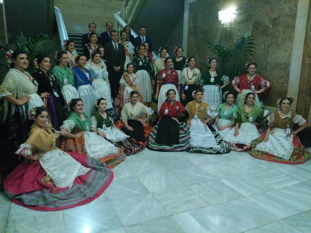 Las 26 candidatas a Reina de la Huerta 2019 realizan el tradicional posado con las autoridades municipales en la escalinata del Ayuntamiento