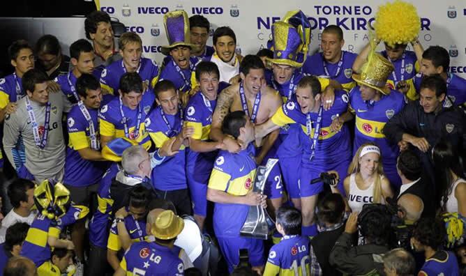 Los jugadores de Boca Juniors celebran la obtención del torneo Apertura