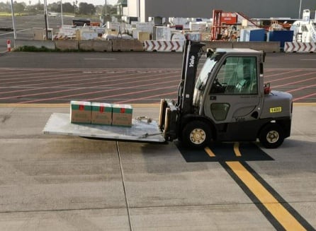 Un equipo logístico del Ejército en el aeropuerto de Tenerife Norte Los Rodeos fue el encargado de descargar las vacunas en las instalaciones donde permanecerán custodiadas hasta este domingo