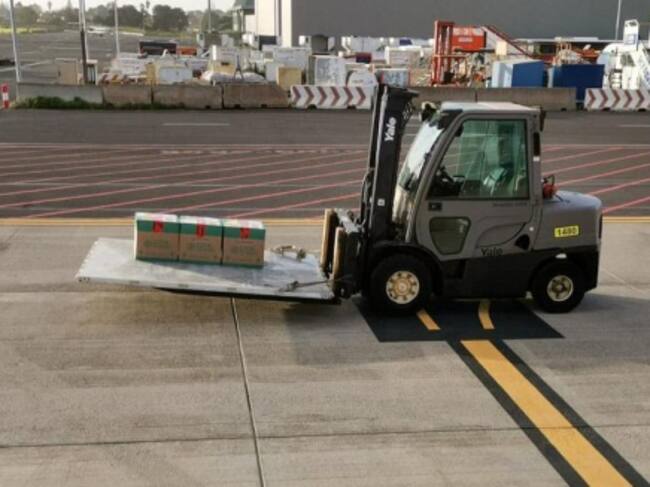 Un equipo logístico del Ejército en el aeropuerto de Tenerife Norte Los Rodeos fue el encargado de descargar las vacunas en las instalaciones donde permanecerán custodiadas hasta este domingo