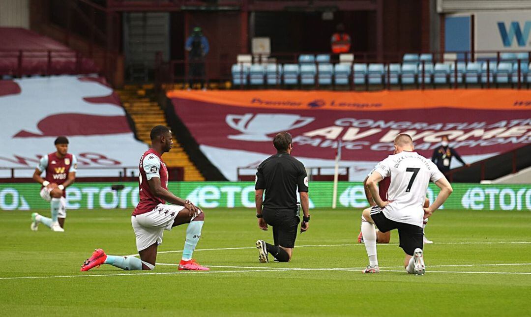 Protesta en contra del racismo de jugadores y árbitros durante el Aston Villa - Sheffield United