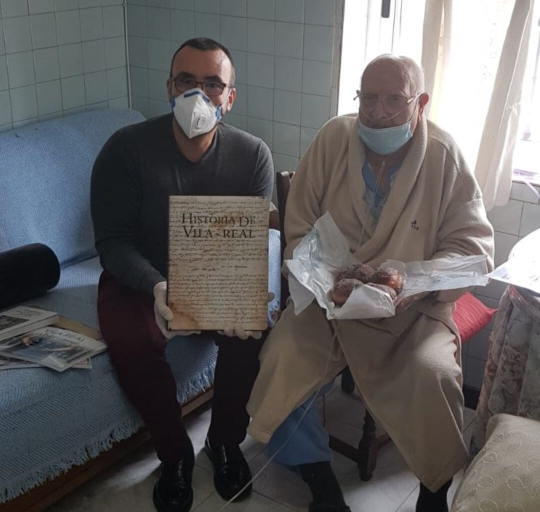 Benlloch ha hecho entrega de un lote de libros a Trinitario Cueva, el vecino de la localidad de 93 años que ha conseguido superar el coronavirus