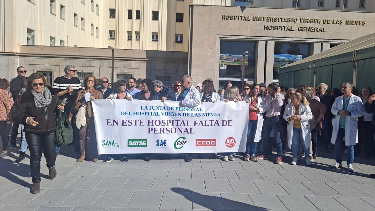 Concentración de la junta de personal del hospital Virgen de las Nieves de Granada contra los recortes que están provocando el cierre de camas y plantas