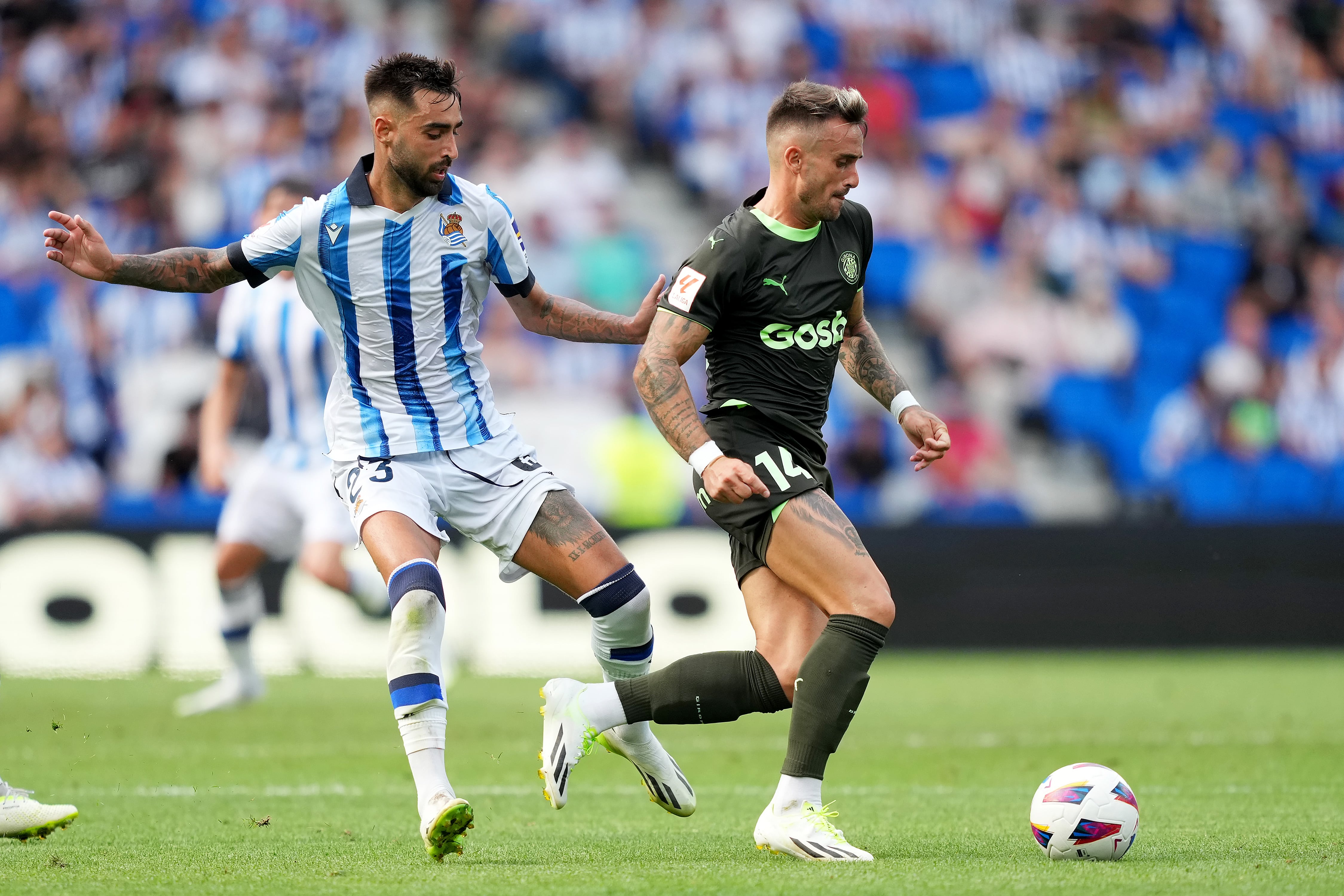 Aleix García protege un balón ante la presión de Brais Méndez, en un partido de esta temporada.