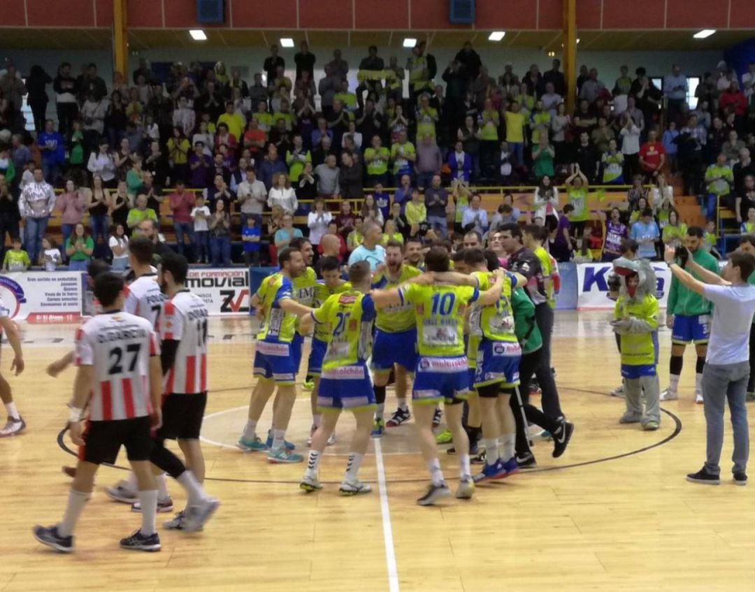 Celebración de la victoria ante Puerto Sagunto, que clasificó al Bm Zamora para la Fase de Ascenso