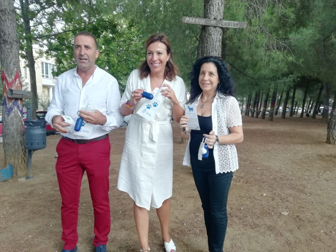 La regidora rondeña, junto a los concejales de Medio Ambiente y Parques y Jardines han mostrado el recipiente en el que se puede portar la mezcla obligatoria de agua y vinagre