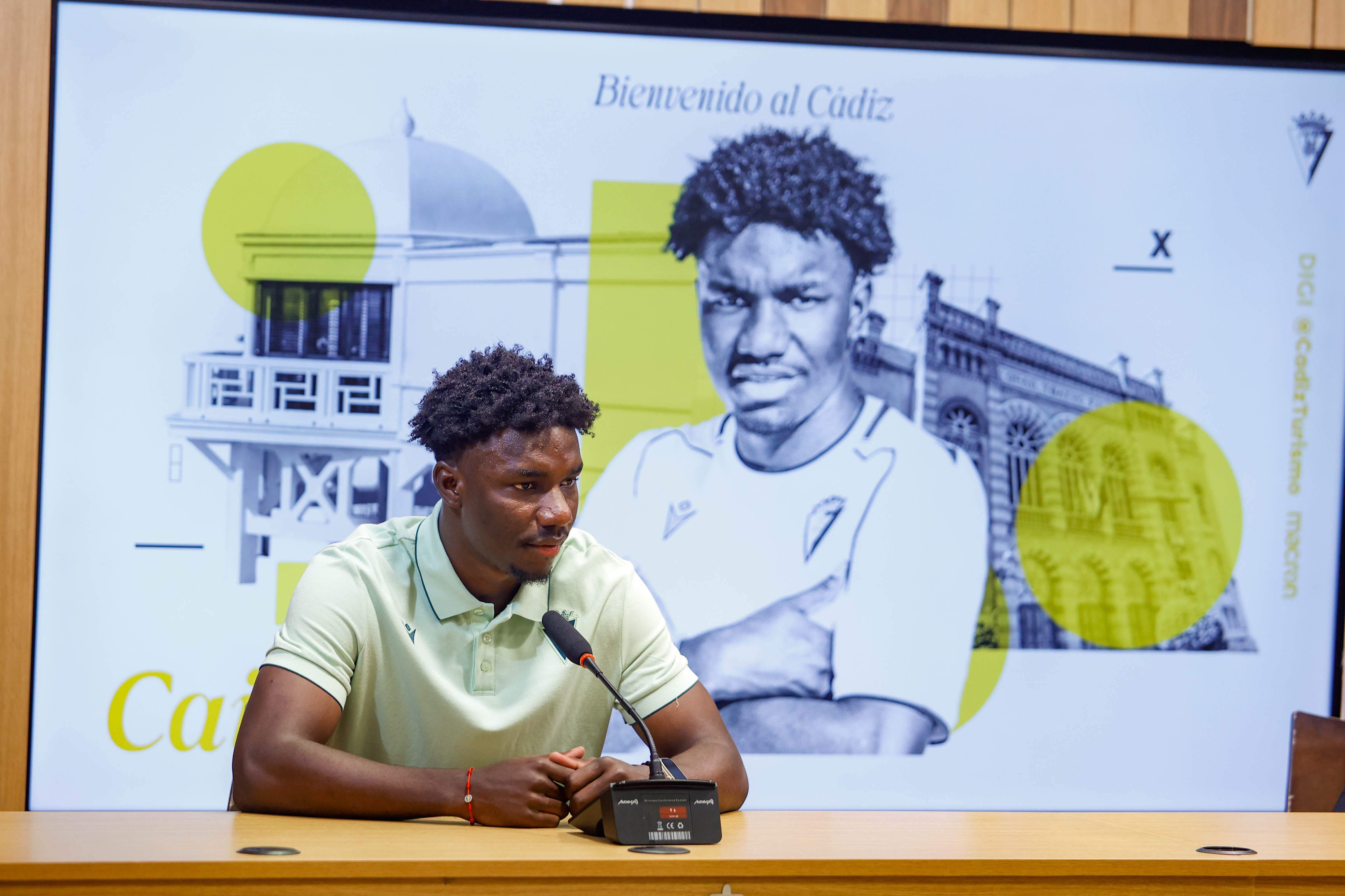 Alfred Caicedo en la sala de prensa del Nuevo Mirandilla en su presentación como nuevo jugador del Cádiz CF.