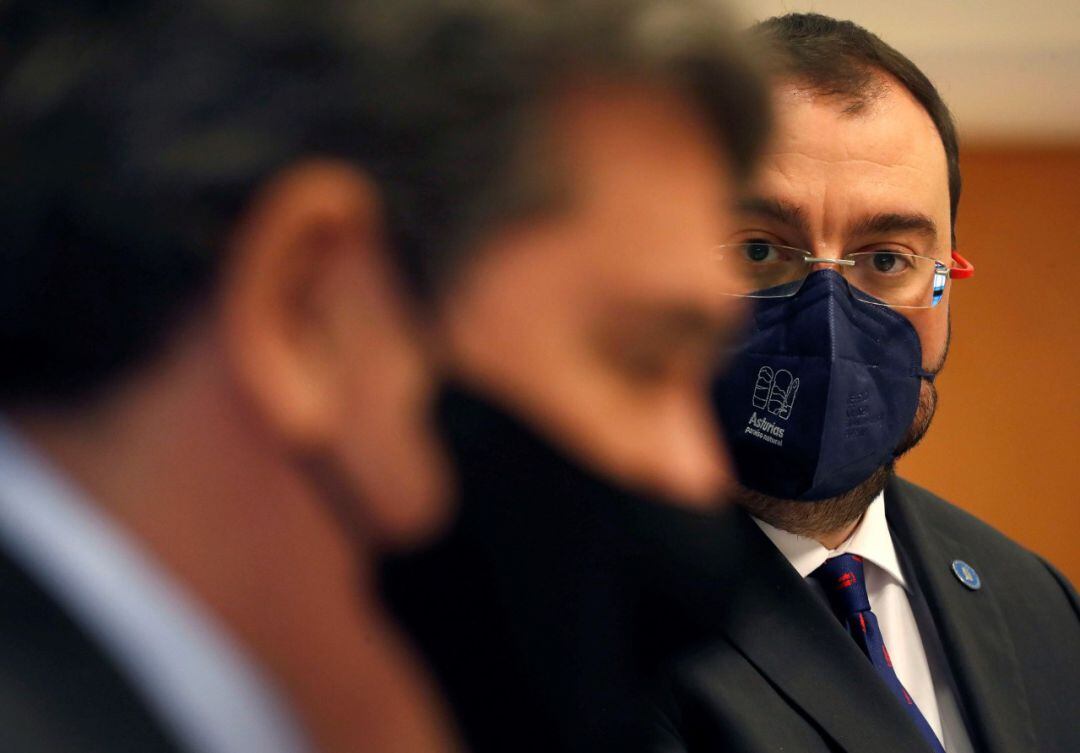 Barbón durante la rueda de prensa del ministro José Luis Escrivá. 