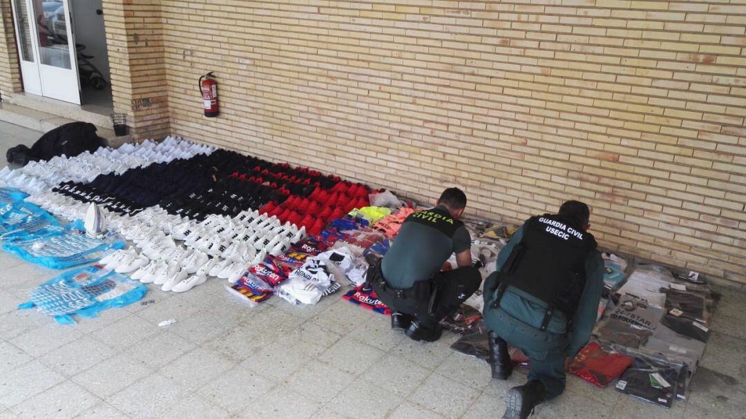 Ropa falsificada interceptada por la Guardia Civil de Navarra.