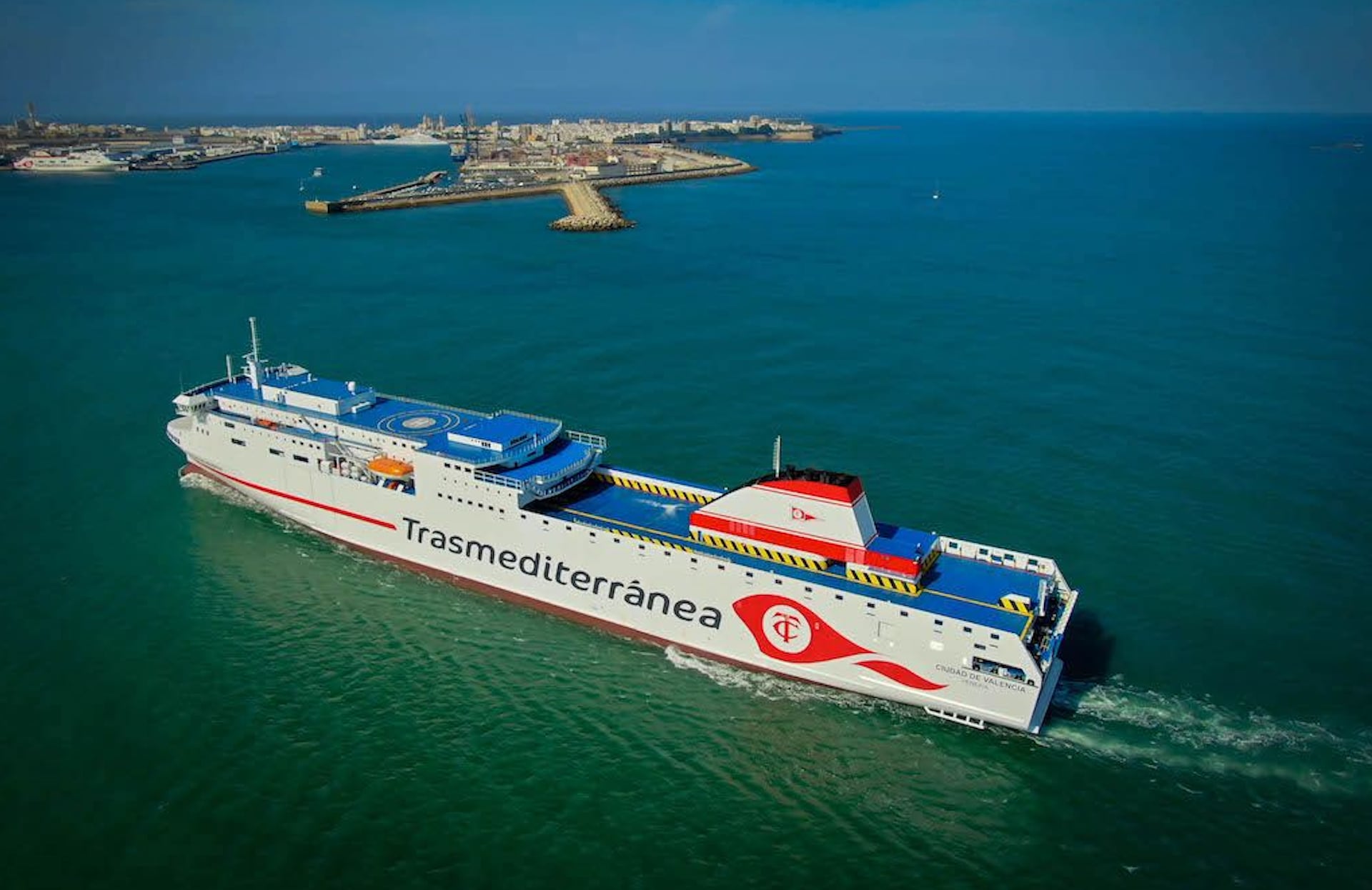 El buque &quot;Ciudad de Valencia&quot; llegando a Cádiz, procedente de Lanzarote.