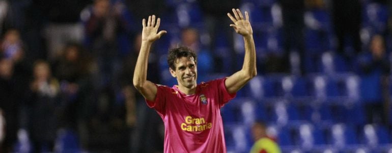 El jugador del UD Las Palmas Juan Carlos Valerón saluda a los aficionados, durante el partido de Liga en Primera División ante el Deportivo disputado esta noche en el estadio de Riazor.