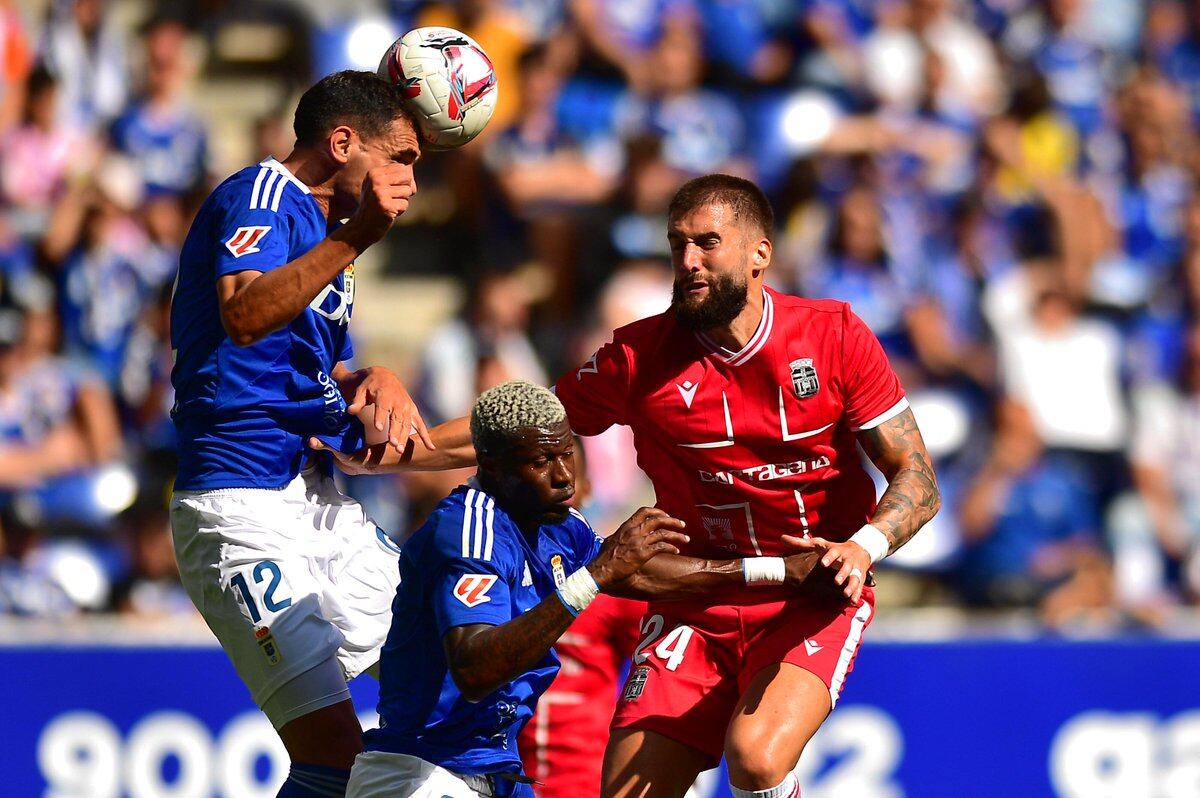 Un momento de ese encuentro entre el Real Oviedo y el FC Cartagena (1-0)