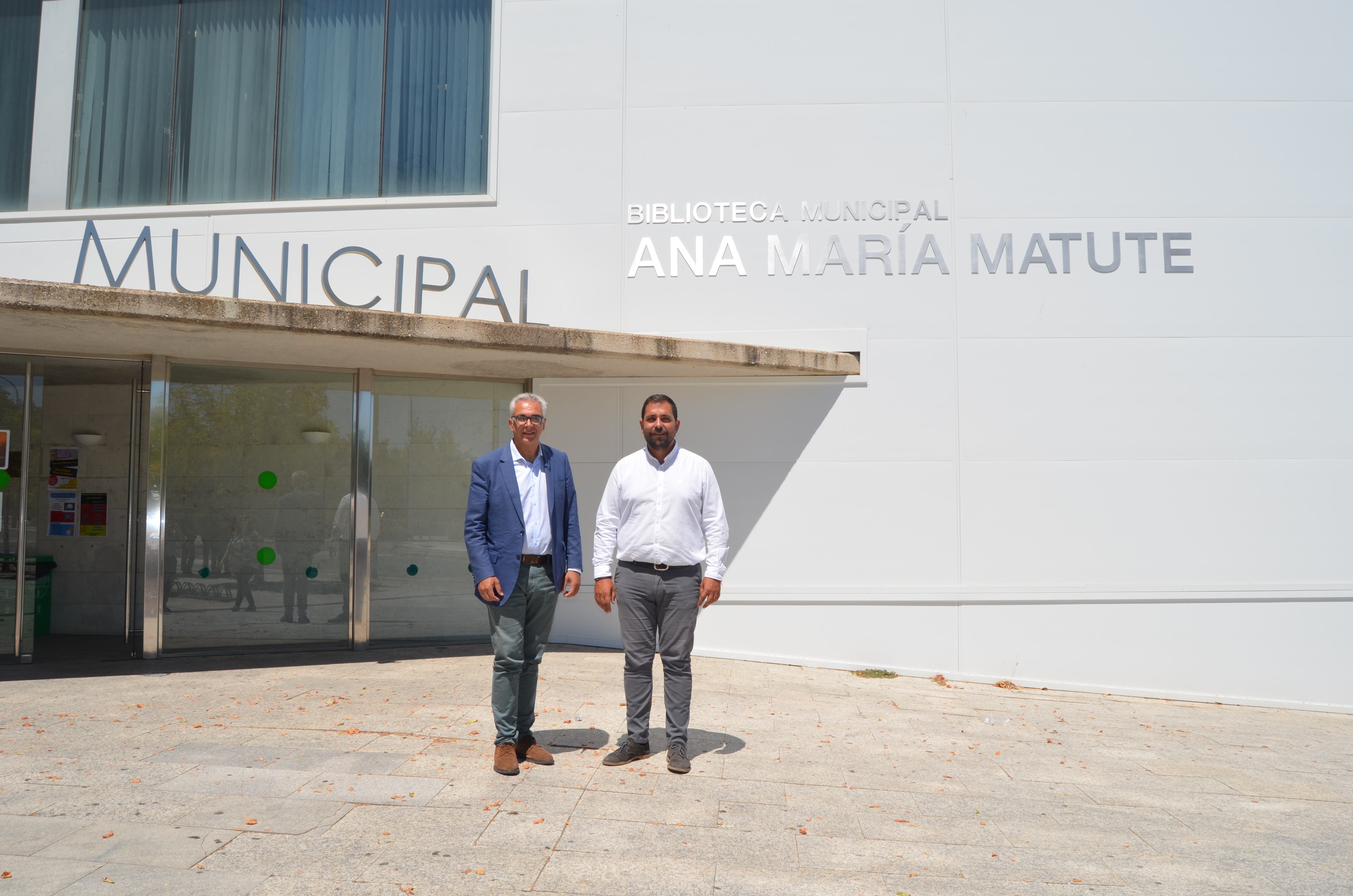 El consejero de Admnistración Local de la Comunidad de Madrid junto con el alcalde de Valdemoro en la recien remodelada fachada de la biblioteca Ana María Matute del municipio.