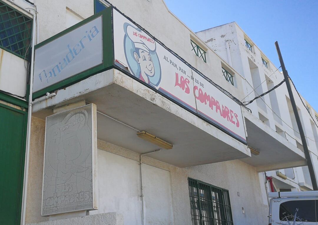 La fachada actual de la sede de Los Compadres, histórica panificadora de Santa Cruz de Tenerife que ha cumplido más de cincuenta años. 