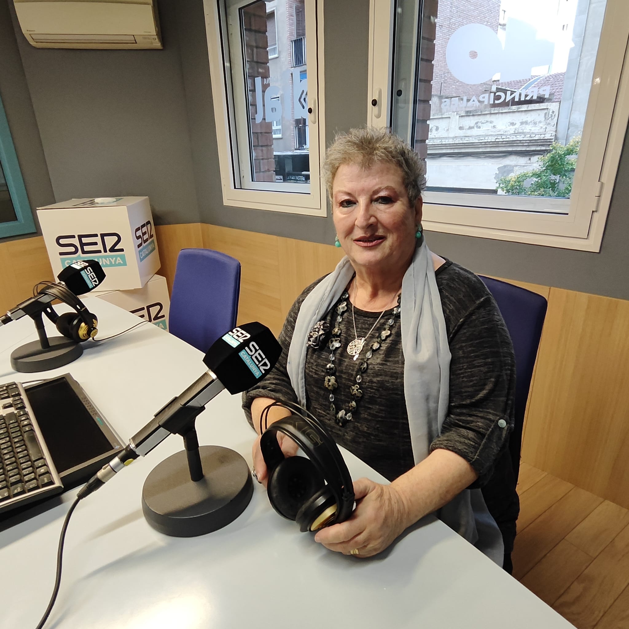 Un moment de l'entrevista a la presidenta de l'associació de veïns de la Bordeta, Maricarmen Guerrero.