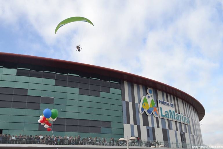 Papá Noel llegó volando al Centro Comercial Portal de la Marina, en Ondara, en diciembre de 2015.