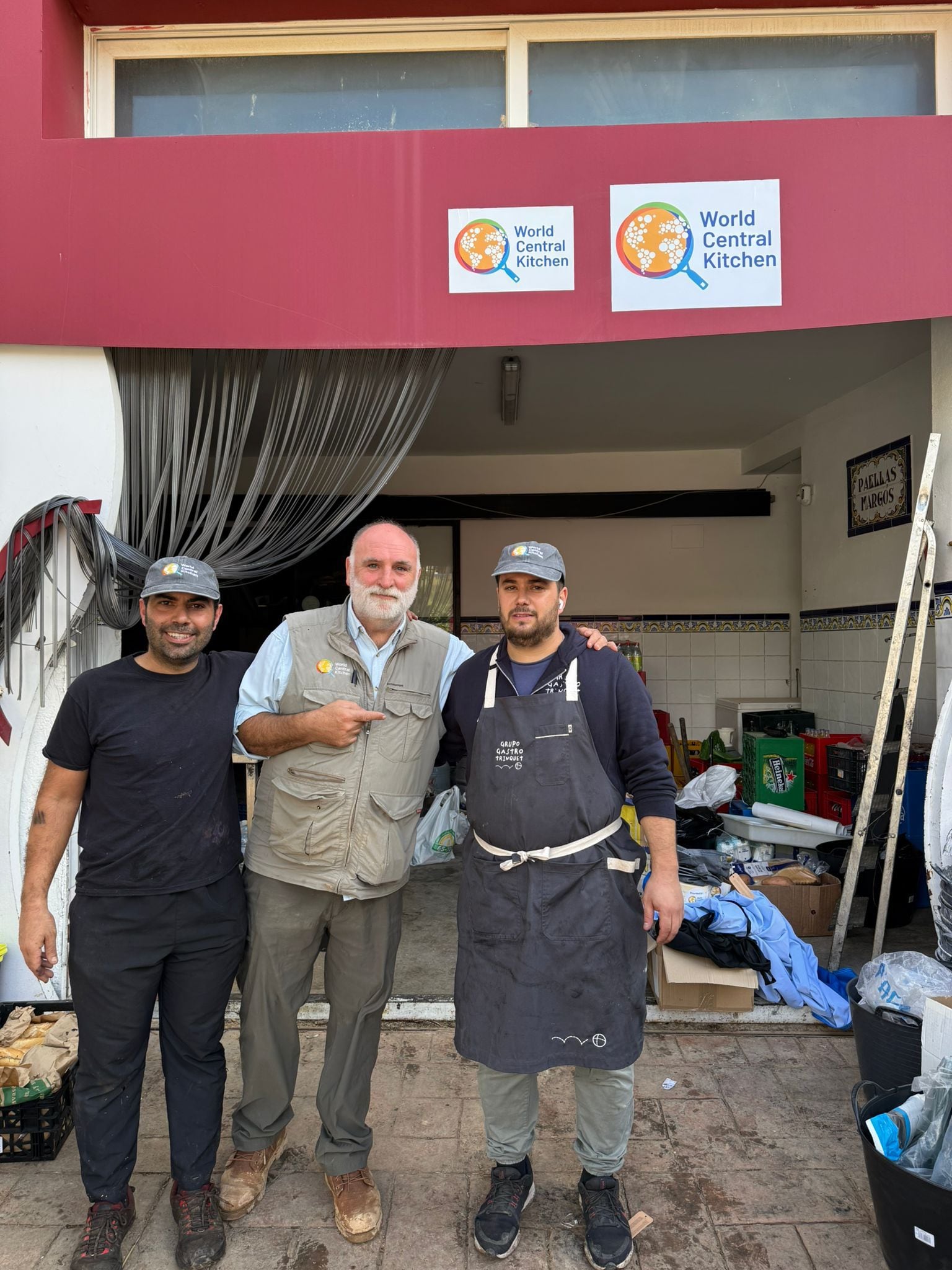 José Andrés visitó Las Bairetas durante su colaboración con World Central Kitchen.