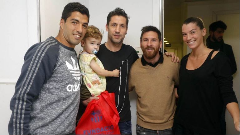 La familia de Joan Capdevila con Luis Suárez  y Leo Messi 