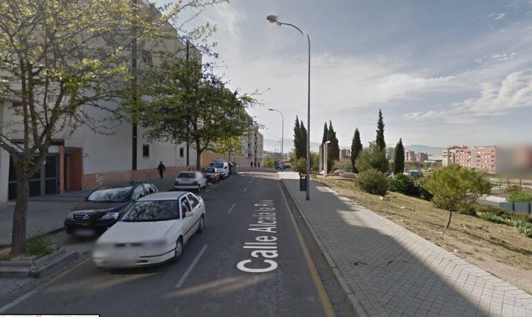 Calle Alcalá la Real de Granada, donde una mujer ha recibido un impacto de bala mortal cuando bajó la basura