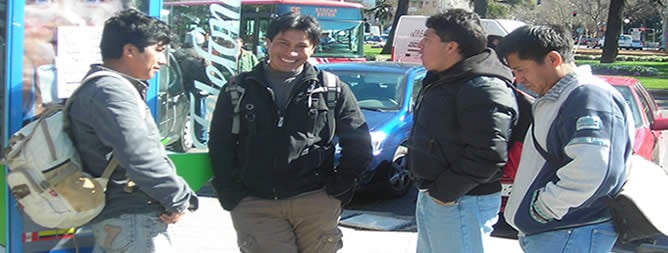 Varios boliivianos y ecuatorianos en paro aguardan en la Plaza Elítica que les contraten para cualquier trabajo. Dos de ellos no han podido renovar su segunda tarjeta