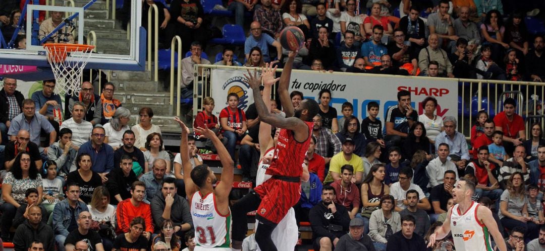 El alero del Motakit Fuenlabrada Christian Eyenga (c) encesta durante el partido de la cuarta jornada de Liga que el Montakit Fuenlabrada perdió frente a KIROLBET Baskonia.