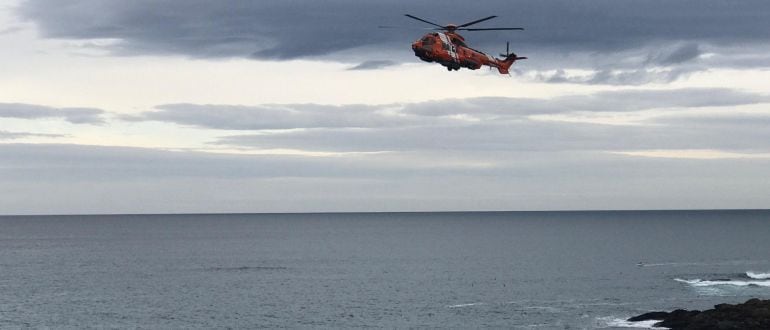 Helicóptero de Salvamento recorre la costa de A Coruña