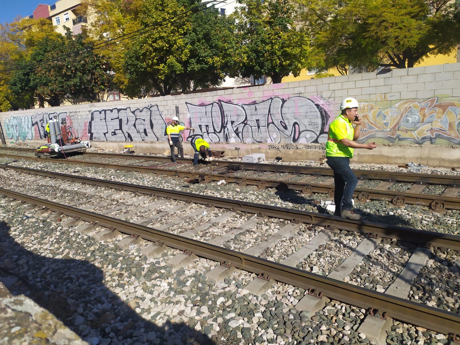 Operarios de ADIF retiran las vías en Barriomar (Murcia)