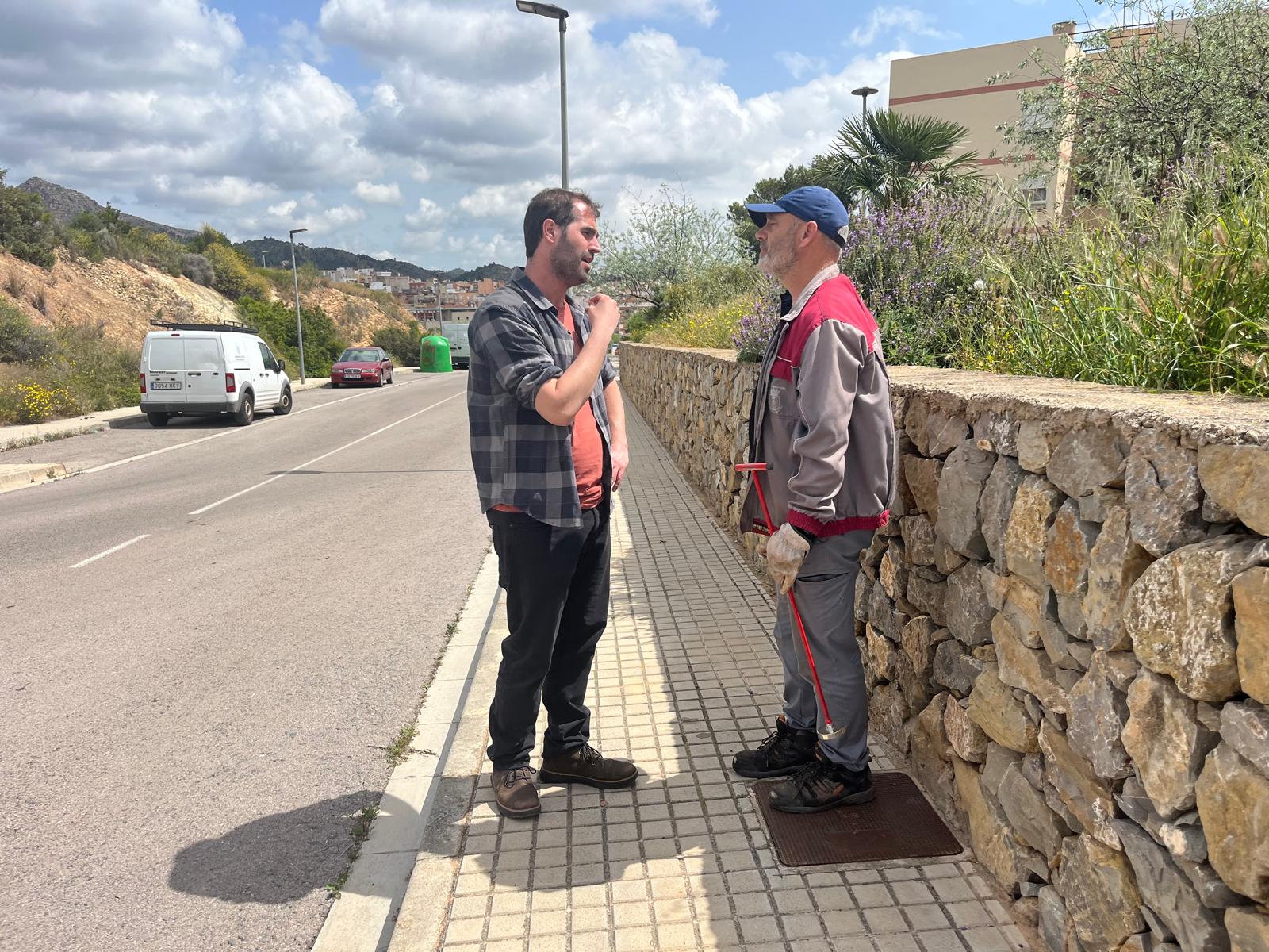 El concejal de Medio Ambiente y Transición Ecológica de la Vall d’Uixó, Marc Seguer, junto al personal encargado del riego de zonas verdes