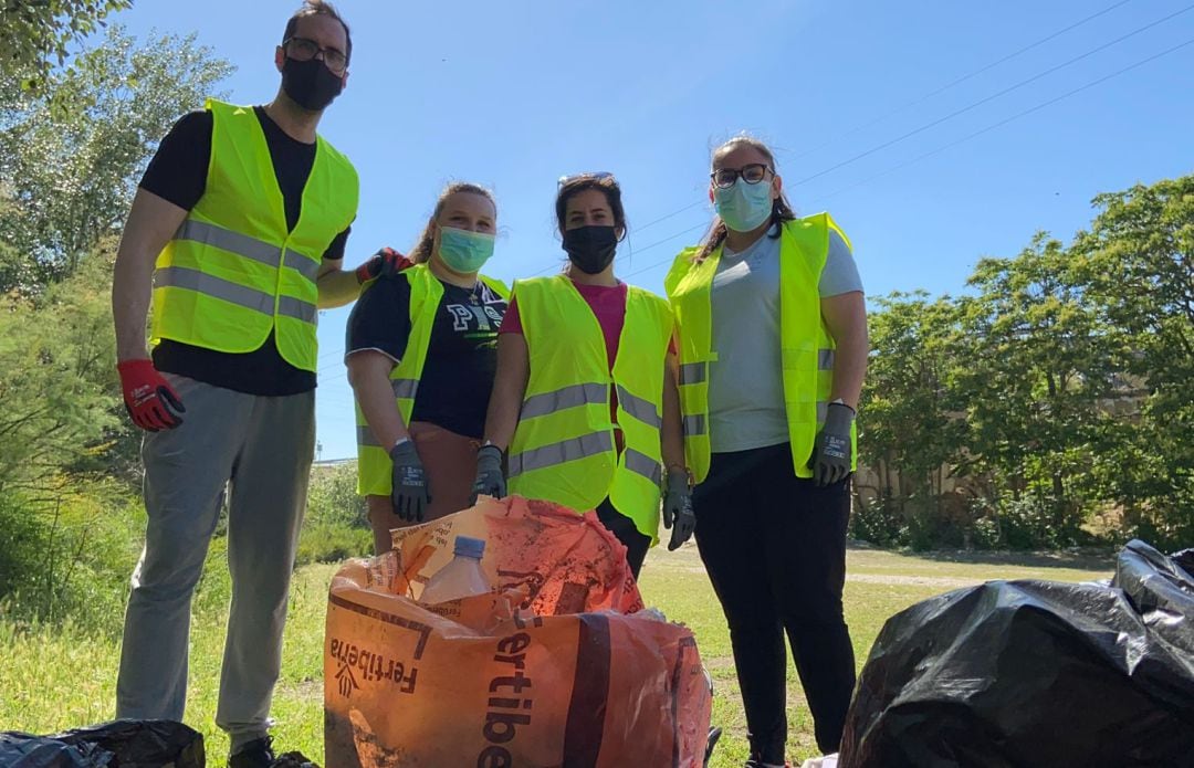 Jóvenes participantes en la actividad de limpieza del Rio Guadalquivir.