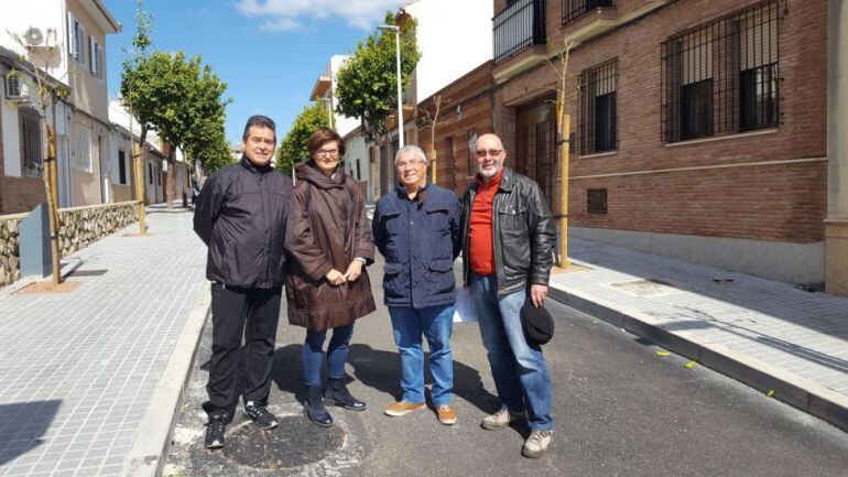 Amparo Pernichi y vecinos del Zumbacón visitan la calle La Granjuela
