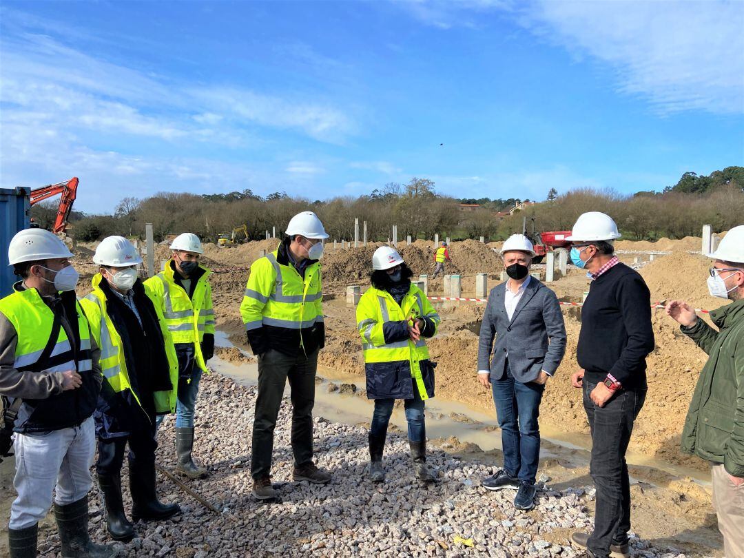 David Regades visita las obras de Porto do Molle donde el Consorcio de Zona Franca construirá 14 naves