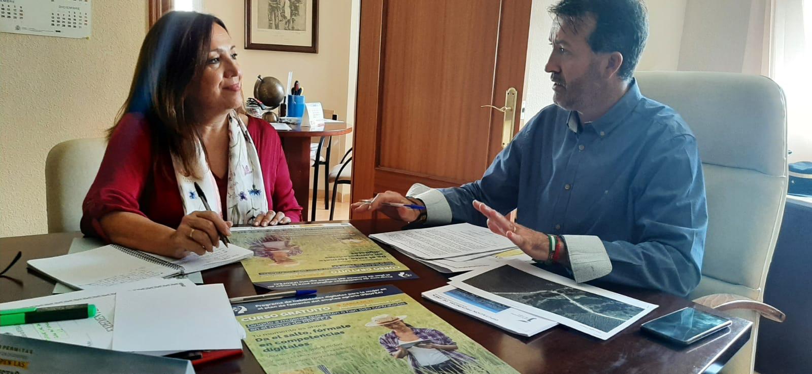 Momento de la reunión de la subdelegada del Gobierno, Catalina Madueño, con el alcalde de Huesa, Ángel Padilla