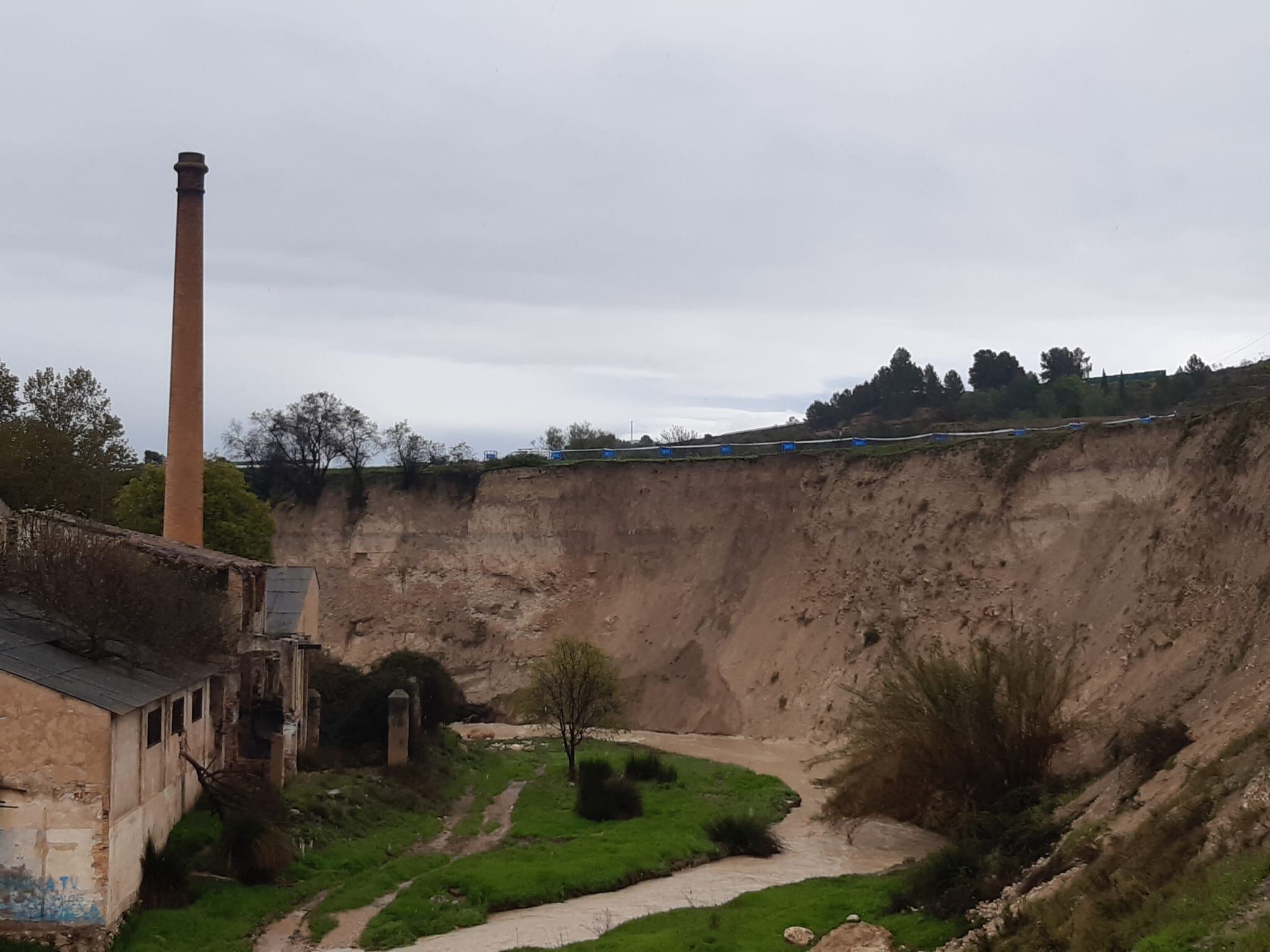 El derrumbe de tierra ha obligado a cortar al tráfico un tramo del camino de Sant Rafel, entre Alcoy y Cocentaina.