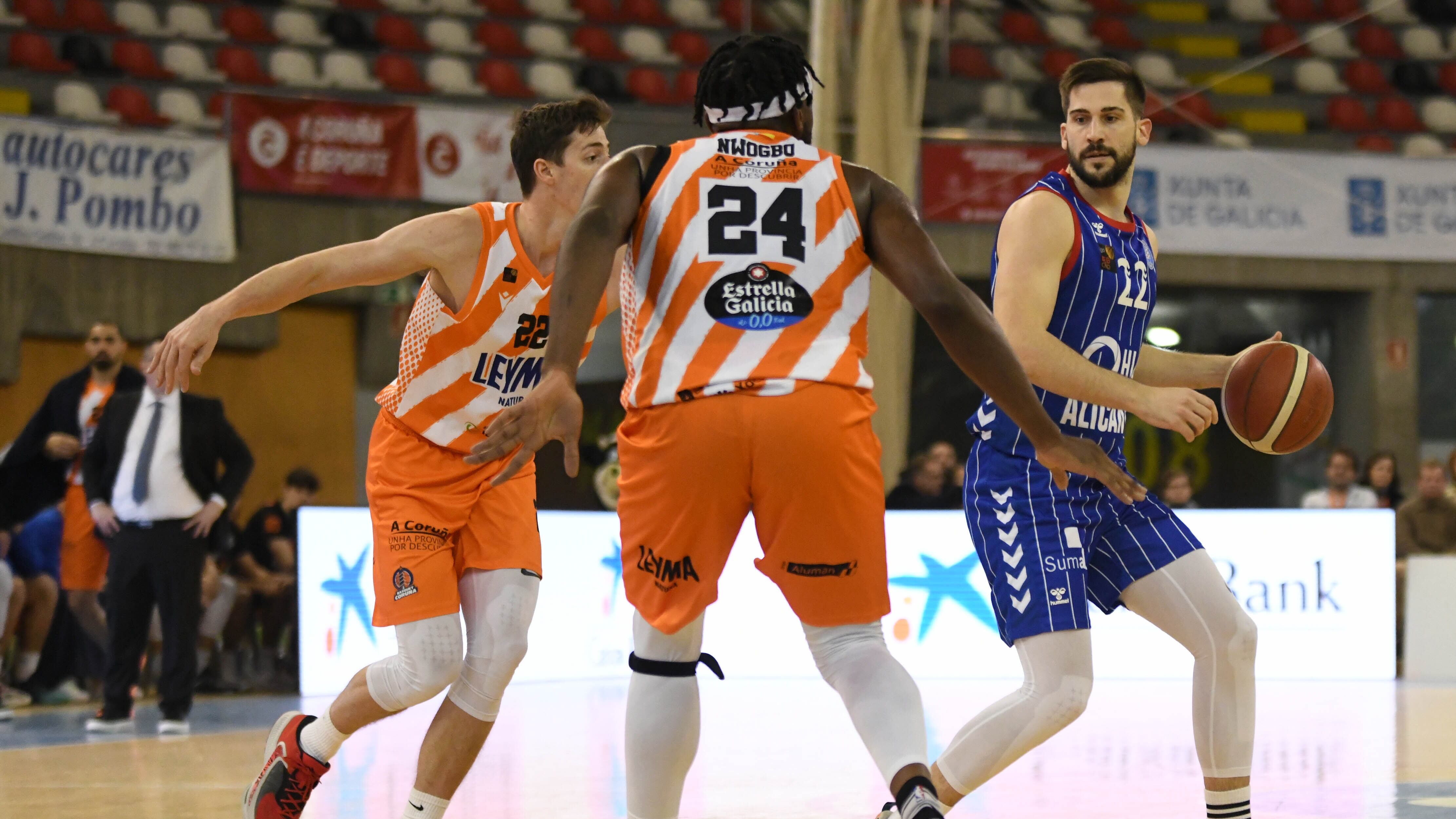 El jugador del HLA Alicante, Rakocevic, maneja el balón ante dos jugadores de Leyma Coruña