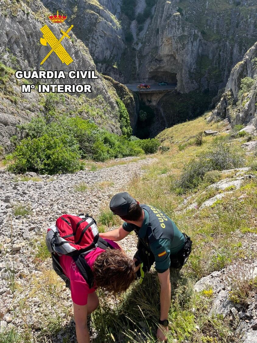 La Guardia Civil auxilia a una familia que se desvió a una zona de desprendimientos en el desfiladero de La Yecla
