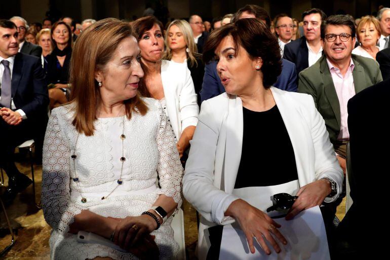 La exvicepresidenta del Gobierno Soraya Sáenz de Santamaría (d) y la presidenta del Congreso, Ana Pastor (i), durante la reunión de la Junta Directiva Nacional del PP 