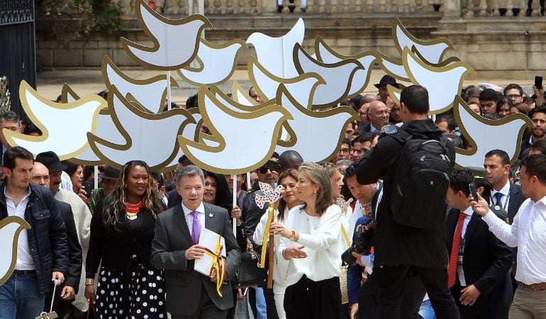 El Presidente de Colombia, Juan Manuel Santos (c), se dirige hacía el Congreso Nacional con el texto definitivo del acuerdo de paz con la guerrilla de las FARC.