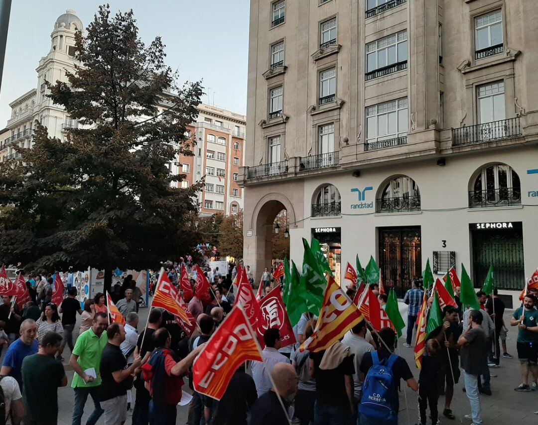 Concentración de los trabajadores de Pikolín en la Plaza de España de Zaragoza