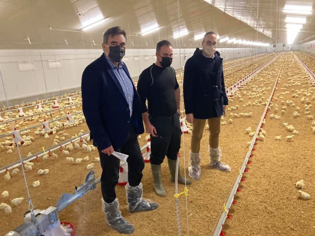 Joaquín Cuadrado visita a un joven agricultor en Graja de Iniesta