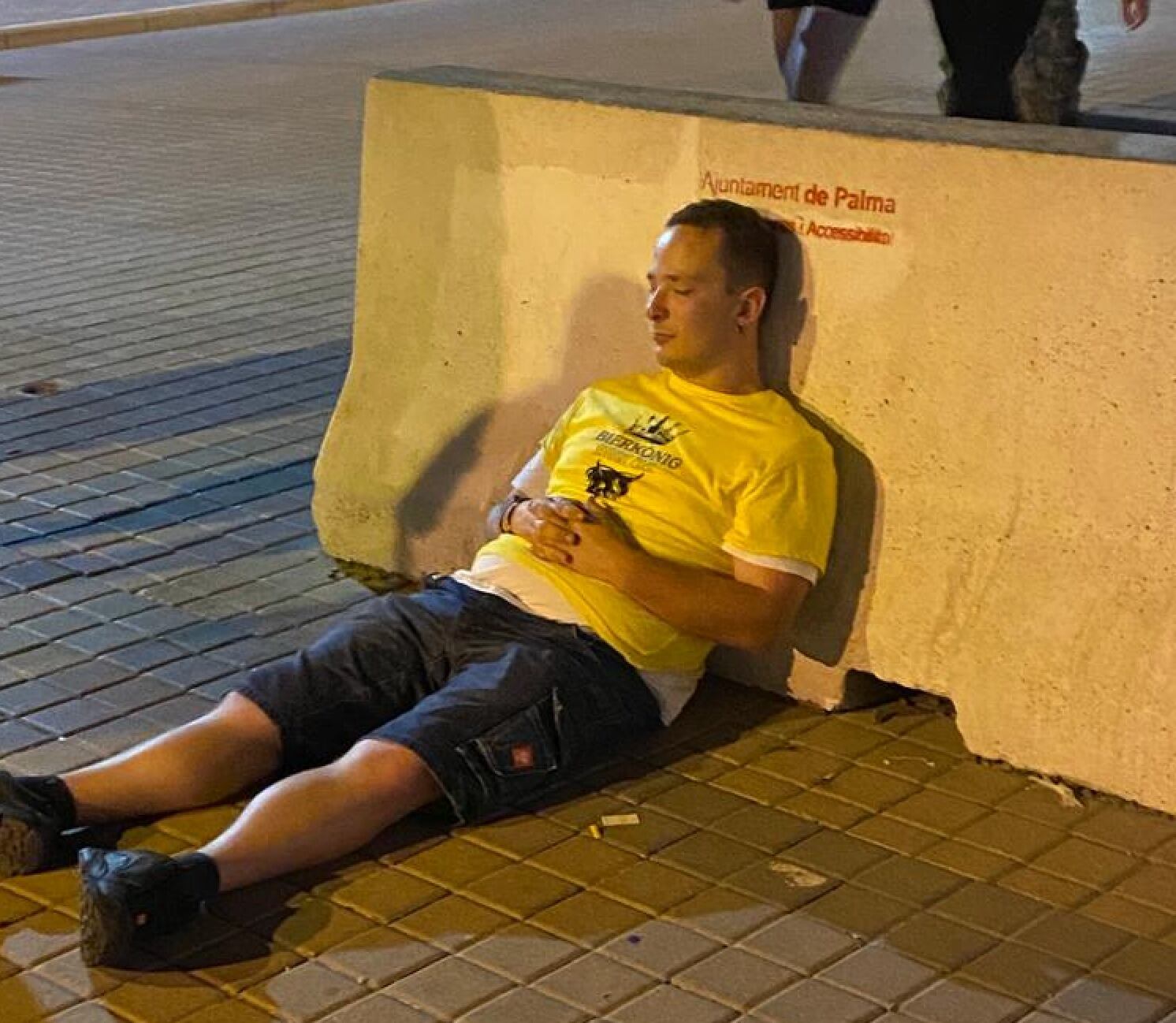 Turista durmiendo en el suelo en Playa de Palma