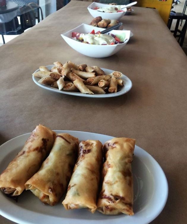 Rollitos de primavera, lumpias filipinas y ensaladas