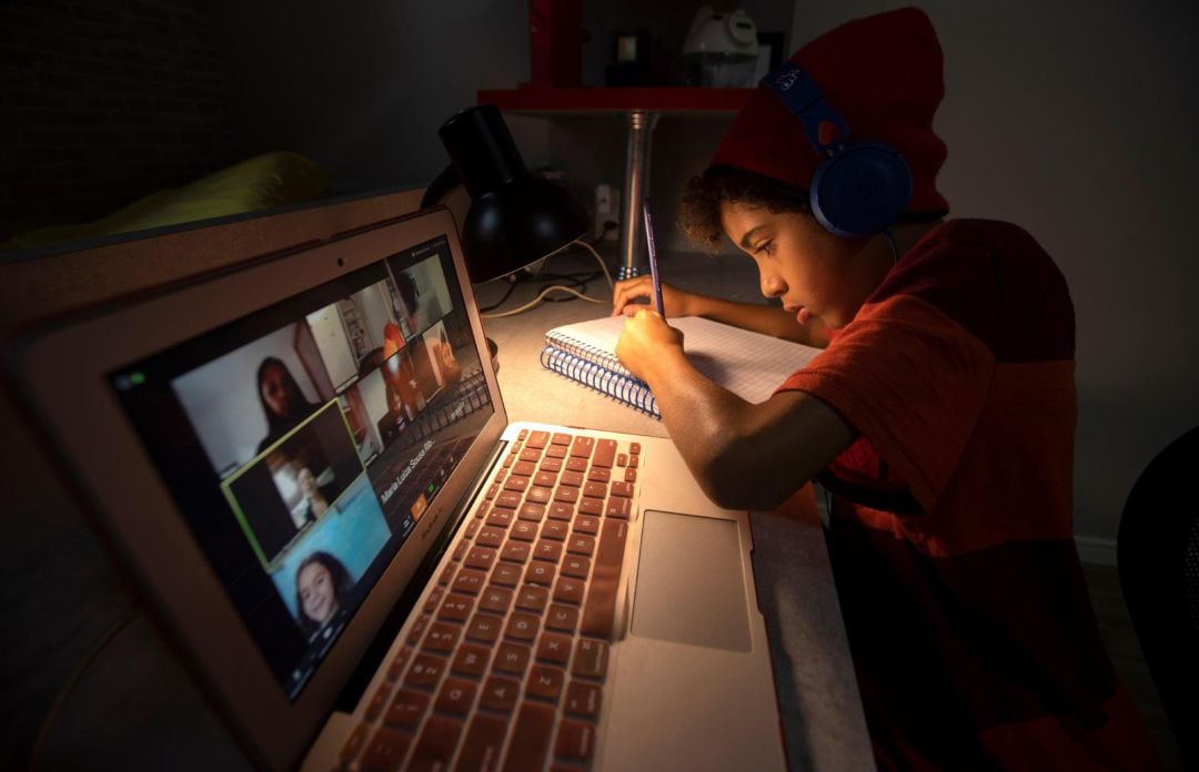 Un niño estudia a través de internet en su casa, algo a lo que no puede acceder todo el alumnado