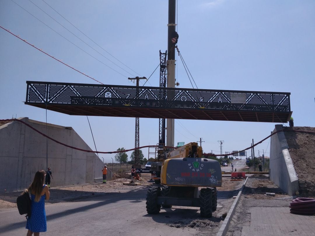 Colocacion de la pasarela metalica sobre el paso de la calle Cañizal