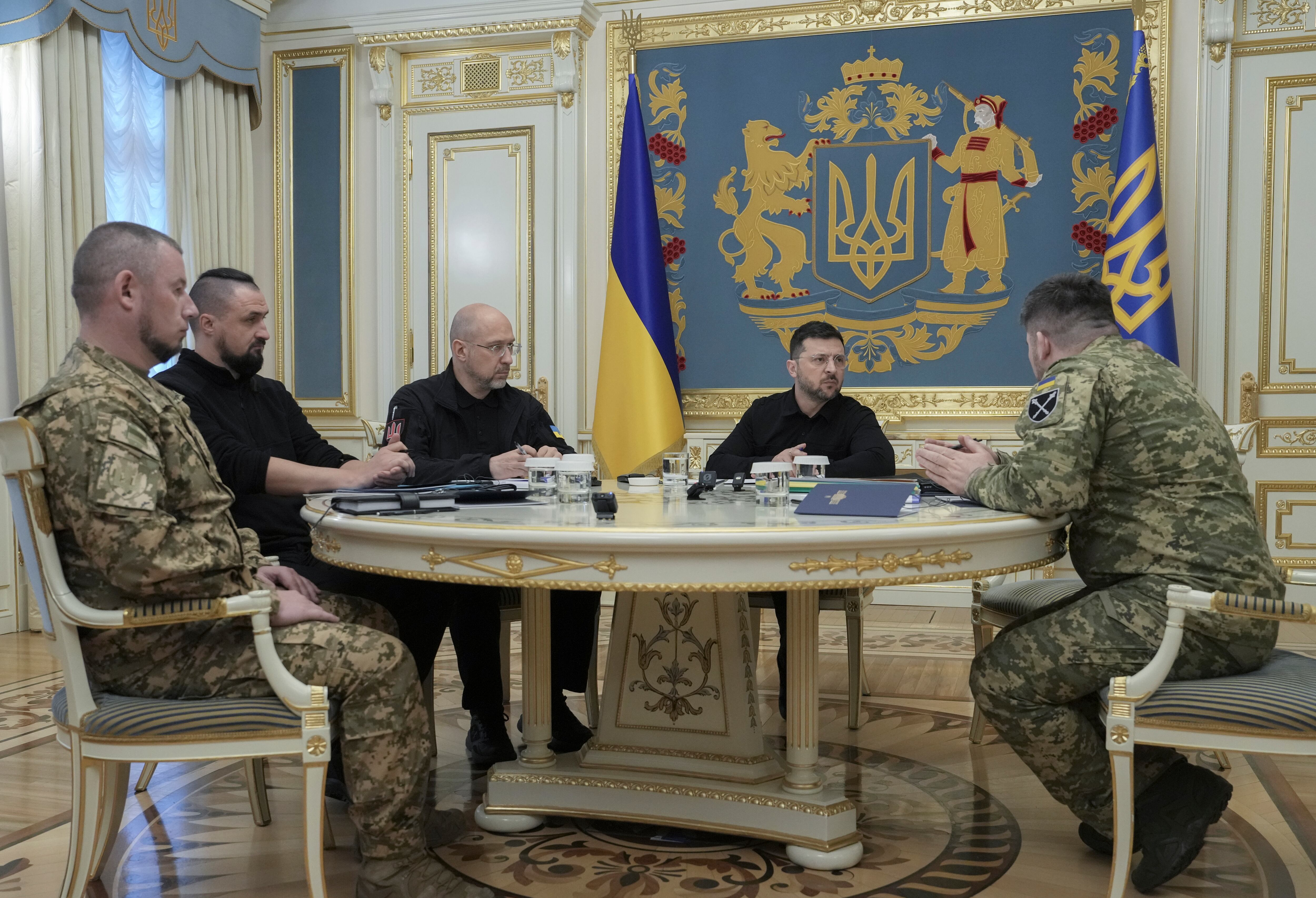 Reunión del presidente ucraniano, Volodímir Zelenski, con alguno de sus mandos militares en Kiev