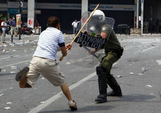 Un manifestante se enfrenta a un policía en la plaza Syntagma de Atenas el 15 de junio de 2011.