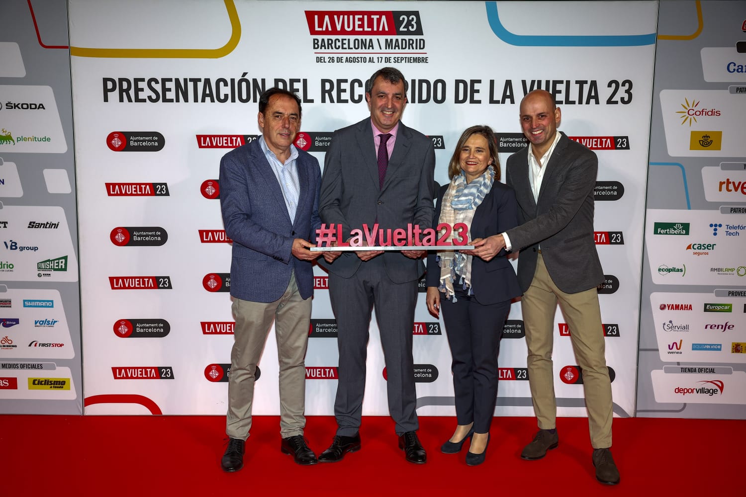 Serrano junto al director de La Vuelta, la alcaldesa de Ólvega y el alcalde de Vinuesa.