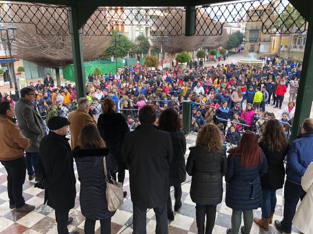 Concentración en la Plaza Mayor con alumnos, profesores y autoridades