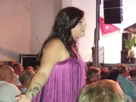 Fina de los Ángeles interpretando unos fandangos entre el público