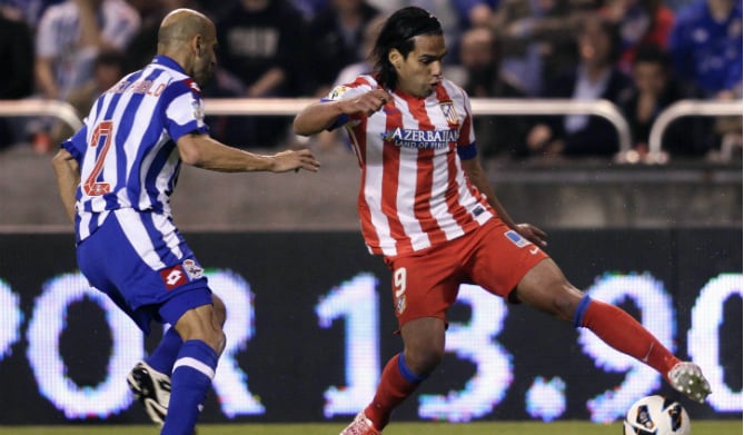 El delantero del Atlético de Madrid intenta marcharse del defensor del Deportivo de La Coruña Manuel Pablo, durante el partido que ambos equipos disputaron en Riazor y que terminó en un empate sin goles