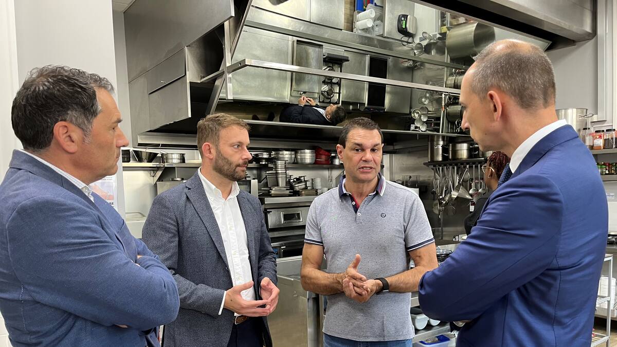 Hosteleros de A Coruña y Xunta ofertarán un ciclo de FP básica para formar a personal en hostelería